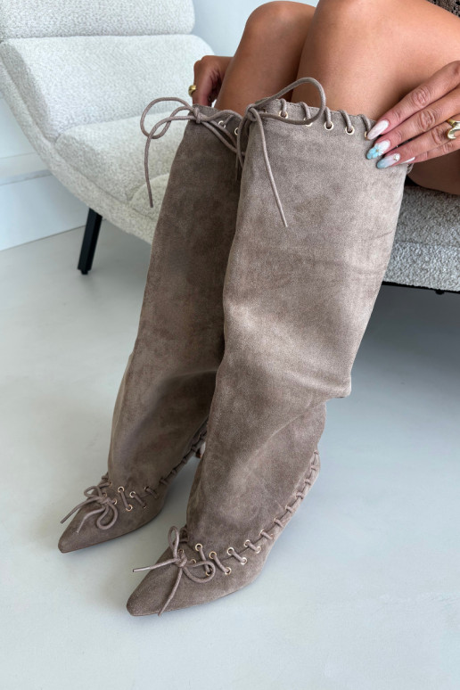 Bottes longues à talon moyen en daim synthétique avec lacets décoratifs couleur sable Juletta
