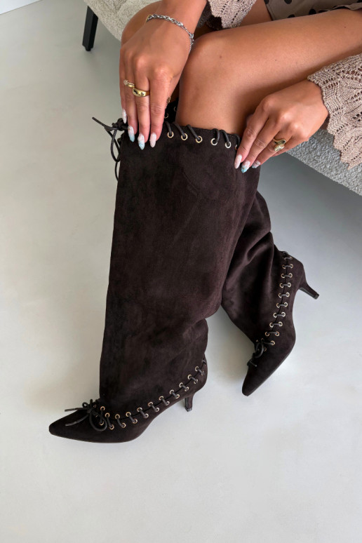 Lange laarzen met een gemiddelde hak van faux suede met decoratieve veters in chocolade kleur Juletta