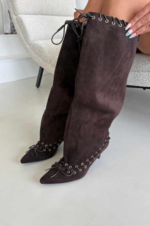 Lange laarzen met een gemiddelde hak van faux suede met decoratieve veters in chocolade kleur Juletta