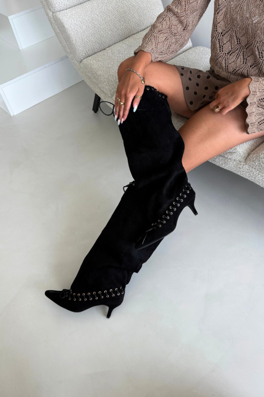 Bottes longues à talon moyen en daim synthétique avec lacets décoratifs couleur noire Juletta
