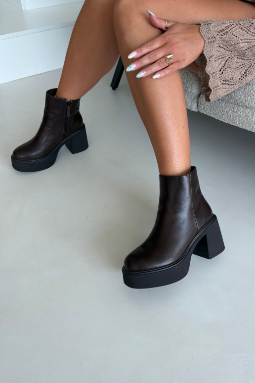 Isolierte Stiefeletten mit Absatz und Plattform in Schokoladenfarbe Lurela