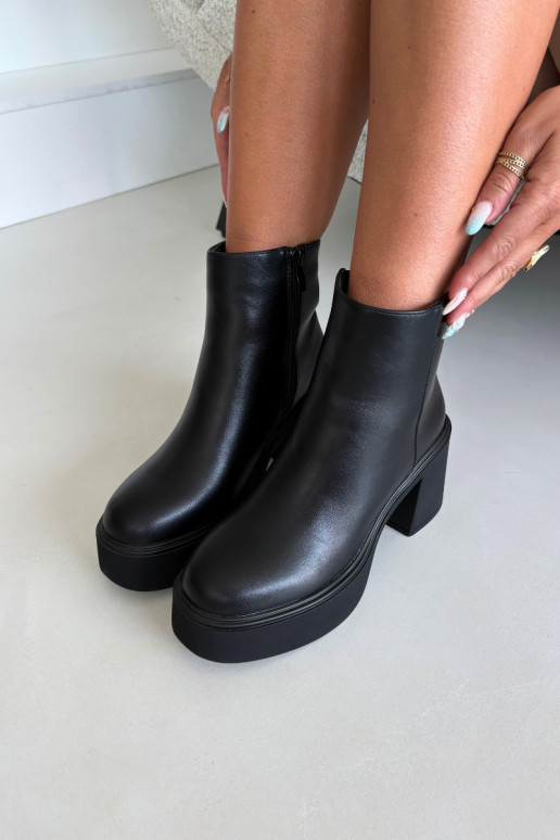 Bottines isolées avec talon et plateforme couleur noire Lurela