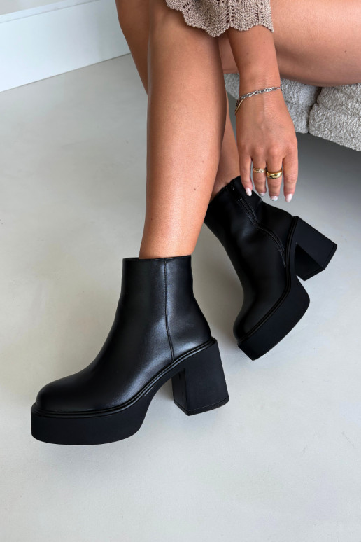 Isolierte Stiefeletten mit Absatz und Plattform in schwarzer Farbe Lurela