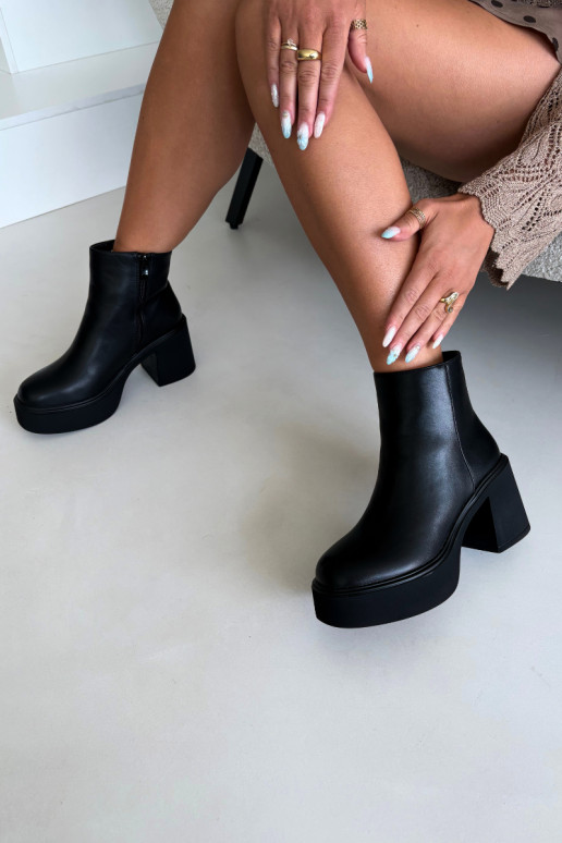 Bottines isolées avec talon et plateforme couleur noire Lurela
