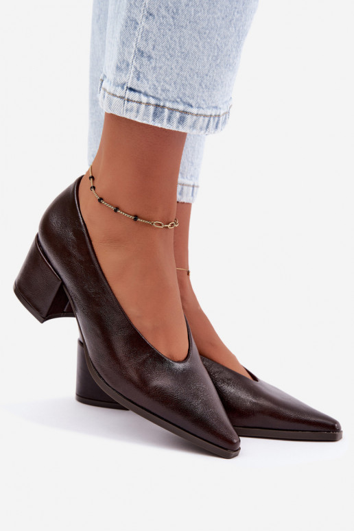 Schuhe mit spitzem Zehen und quadratischen Absätzen aus Kunstleder in dunkelbrauner Lavisa