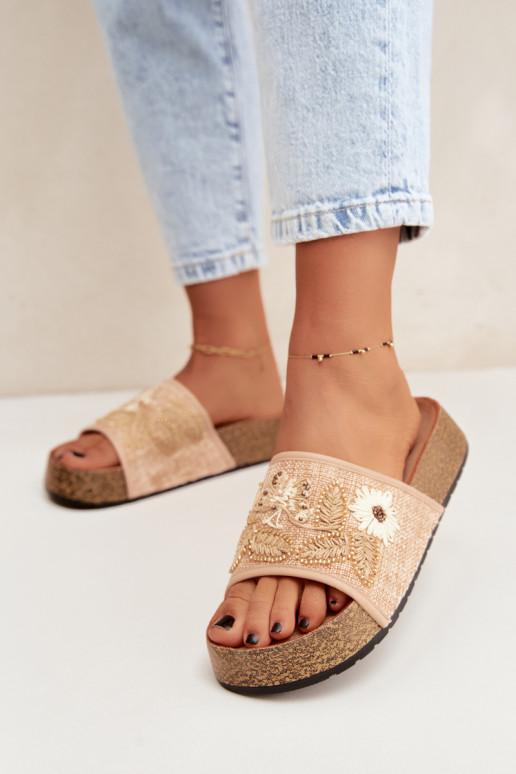 Zandkleurige dames slippers op een platform met decoratie Ledina