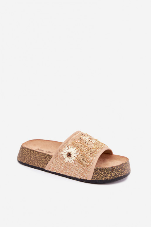 Zandkleurige dames slippers op een platform met decoratie Ledina