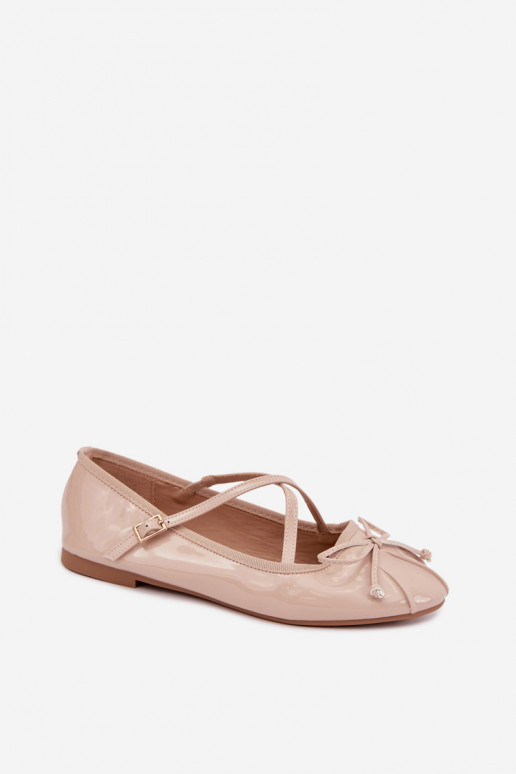 Ballerines beiges en vernis avec rubans Kokardką