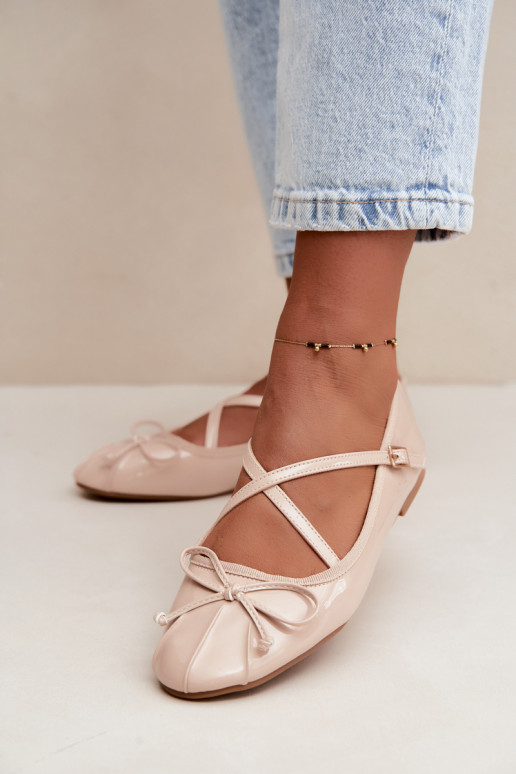 Ballerines beiges en vernis avec rubans Kokardką
