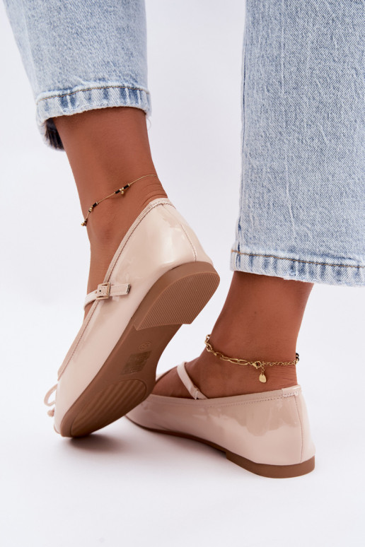 Ballerines beiges en vernis avec rubans Kokardką