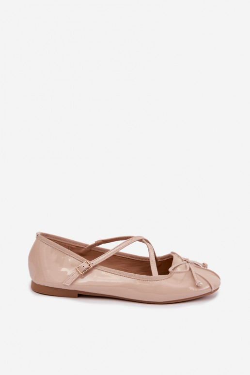 Beige lackierte Ballerinas mit Bändern Kokardką