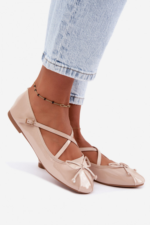 Ballerines beiges en vernis avec rubans Kokardką