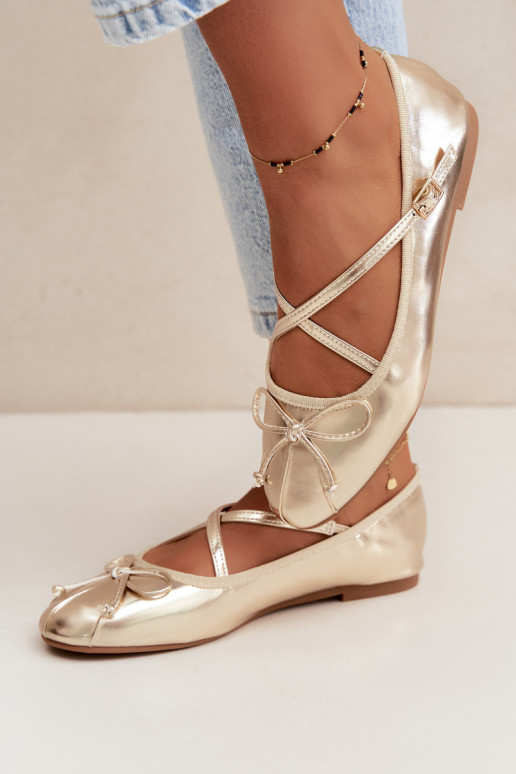 Ballerines dorées en vernis avec rubans Kokardką