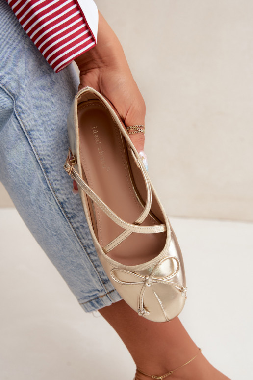 Ballerines dorées en vernis avec rubans Kokardką
