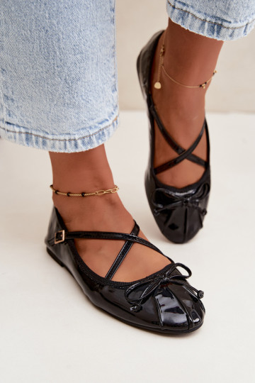 Schwarze lackierte Ballerinas mit Bändern Kokardką