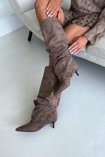 Khakifarbene zerknitterte Knöchelhohe Stiefel mit Kitten-Heel aus Wildleder LoĮen 2