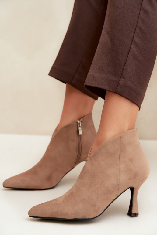 Damen Stiefeletten auf schmalem Absatz mit spitzem Zehen in sandfarbener Bessia