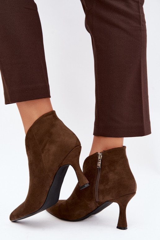 Damen Stiefeletten auf schmalem Absatz mit spitzem Zehen in khakifarbener Bessia