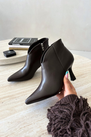 Damen Stiefeletten auf schmalem Absatz mit spitzem Zehen in dunkelbrauner Bessia 2