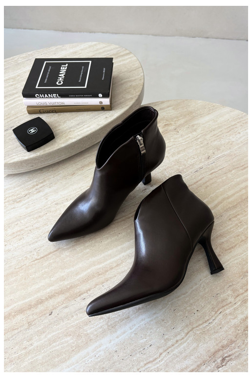 Bottines pour femmes sur talon fin avec bout pointu couleur brun foncé Bessia