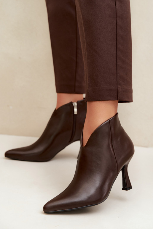 Bottines pour femmes sur talon fin avec bout pointu couleur brun foncé Bessia