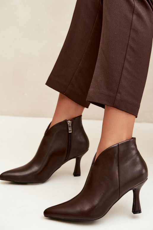 Bottines pour femmes sur talon fin avec bout pointu couleur brun foncé Bessia