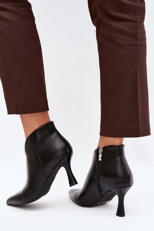 Bottines pour femmes sur talon fin avec bout pointu couleur noire Bessia