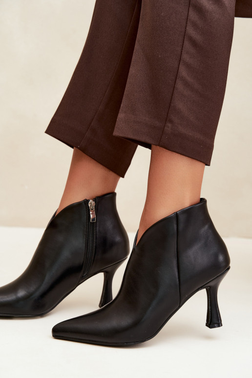 Bottines pour femmes sur talon fin avec bout pointu couleur noire Bessia