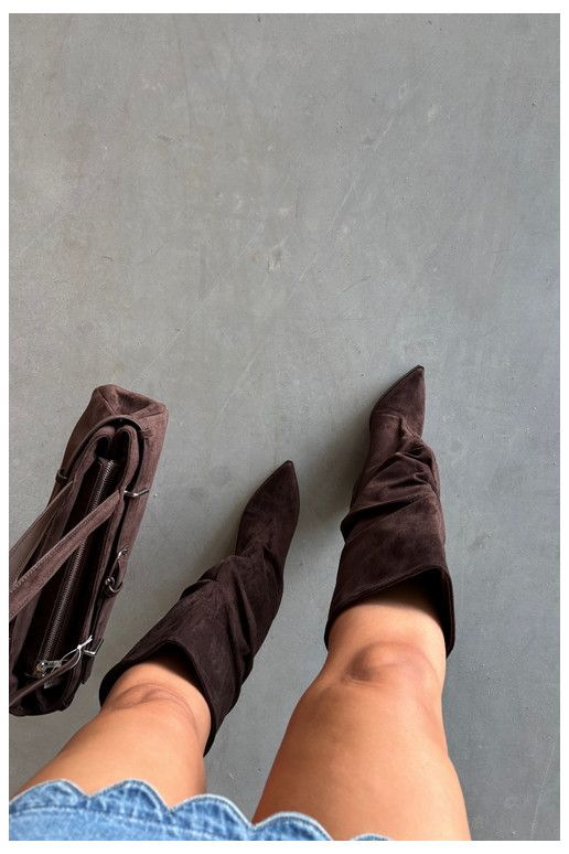 Bottes au-dessus du genou pour femmes avec partie supérieure incurvée et talons en daim couleur chocolat Durela
