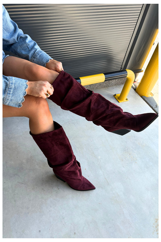 Bottes au-dessus du genou pour femmes avec partie supérieure incurvée et talons en daim couleur bordeaux Durela