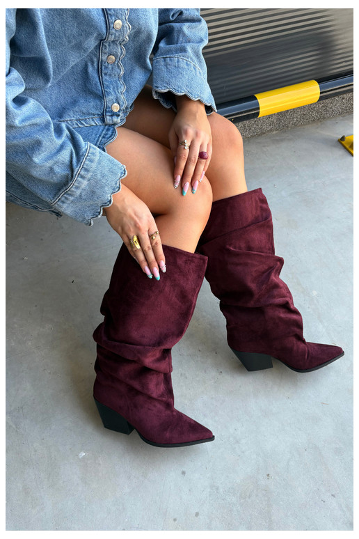 Bottes au-dessus du genou pour femmes avec partie supérieure incurvée et talons en daim couleur bordeaux Durela