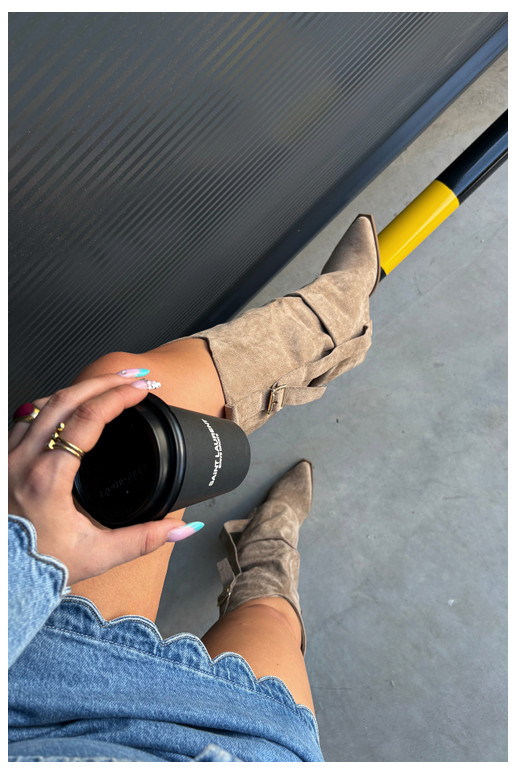 Bottes au-dessus du genou pour femmes avec talons, volants et boucles couleur sable Caster
