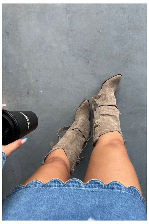 Damen Overknee-Stiefel mit Absätzen, Rüschen und Schnallen in sandfarbener Caster