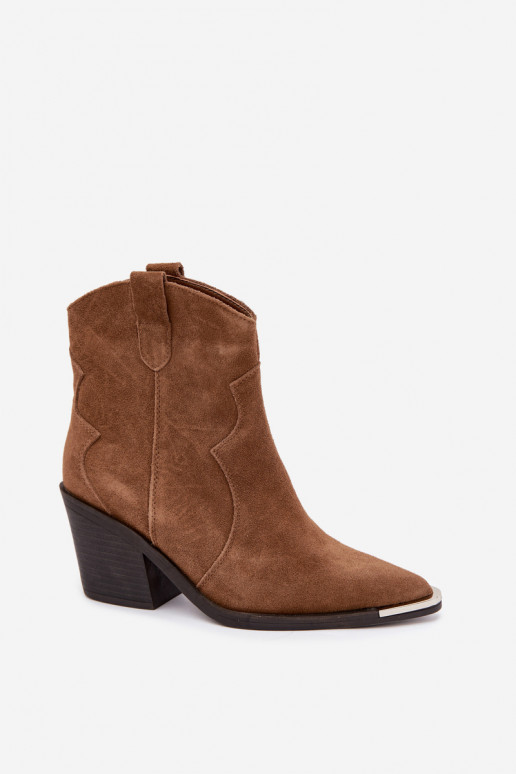 Bottes brunes en daim de style cowboy isolées avec talons Pelsa
