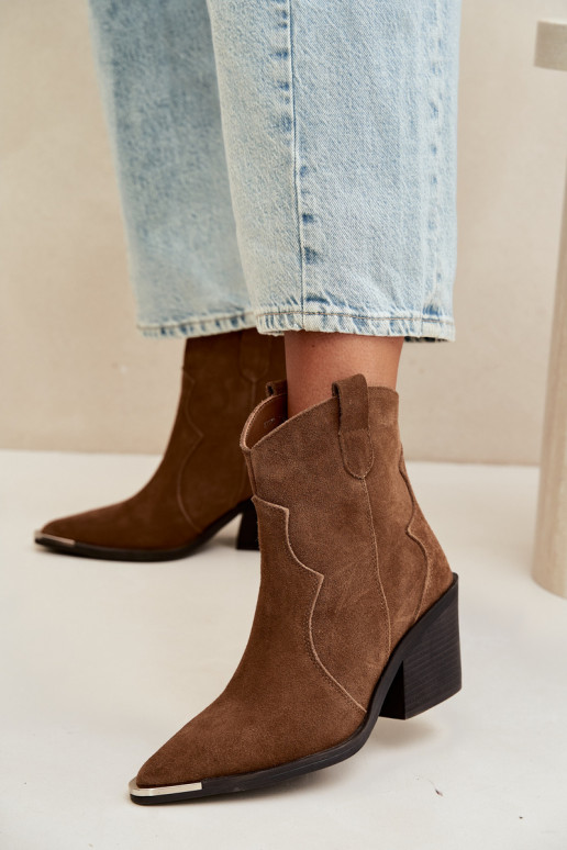 Bottes brunes en daim de style cowboy isolées avec talons Pelsa