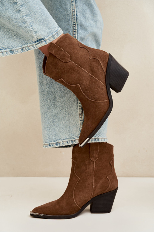 Bottes brunes en daim de style cowboy isolées avec talons Pelsa
