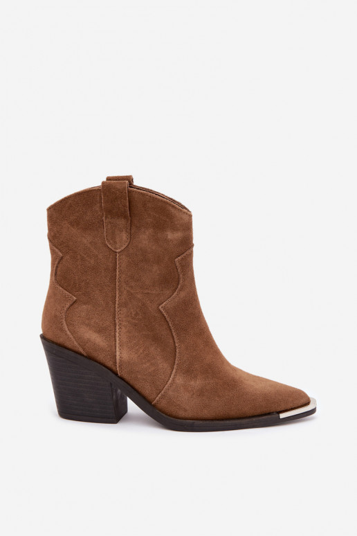 Bottes brunes en daim de style cowboy isolées avec talons Pelsa
