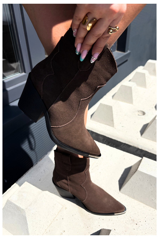 Bottes en daim chocolat de style cowboy isolées avec talons Pelsa