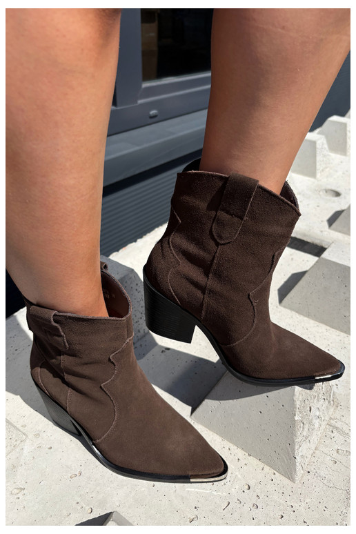 Bottes en daim chocolat de style cowboy isolées avec talons Pelsa