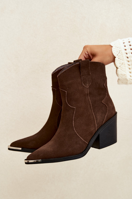 Bottes en daim chocolat de style cowboy isolées avec talons Pelsa