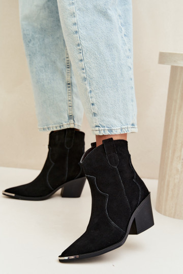 Bottes en daim noires de style cowboy isolées avec talons Pelsa