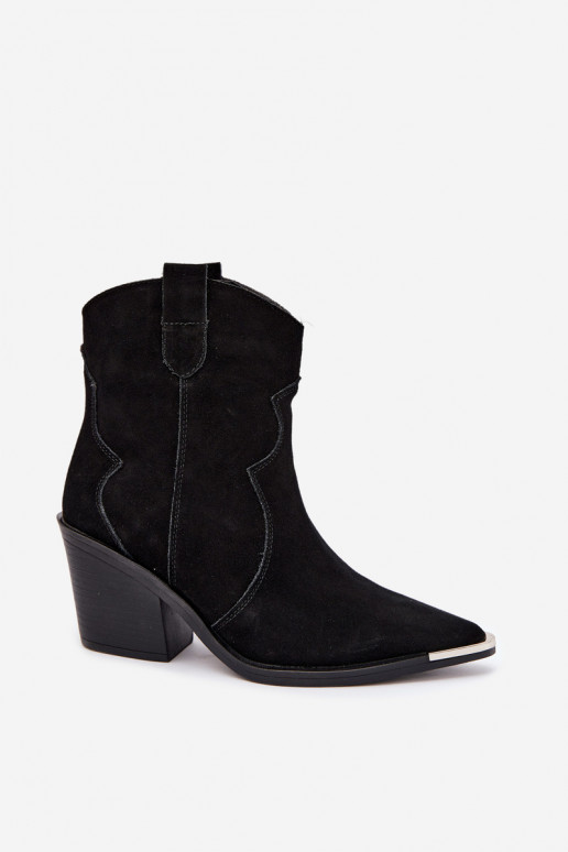 Bottes en daim noires de style cowboy isolées avec talons Pelsa