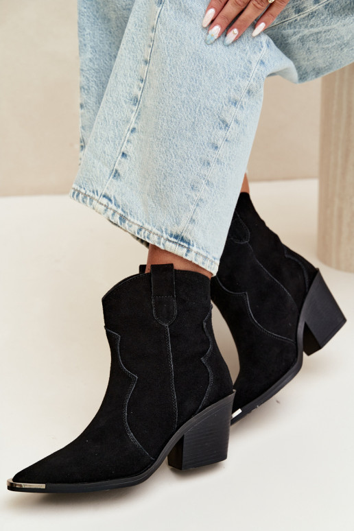 Bottes en daim noires de style cowboy isolées avec talons Pelsa
