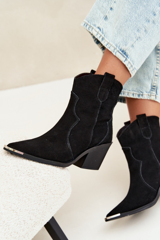 Bottes en daim noires de style cowboy isolées avec talons Pelsa