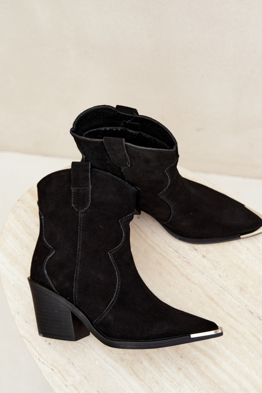 Bottes en daim noires de style cowboy isolées avec talons Pelsa