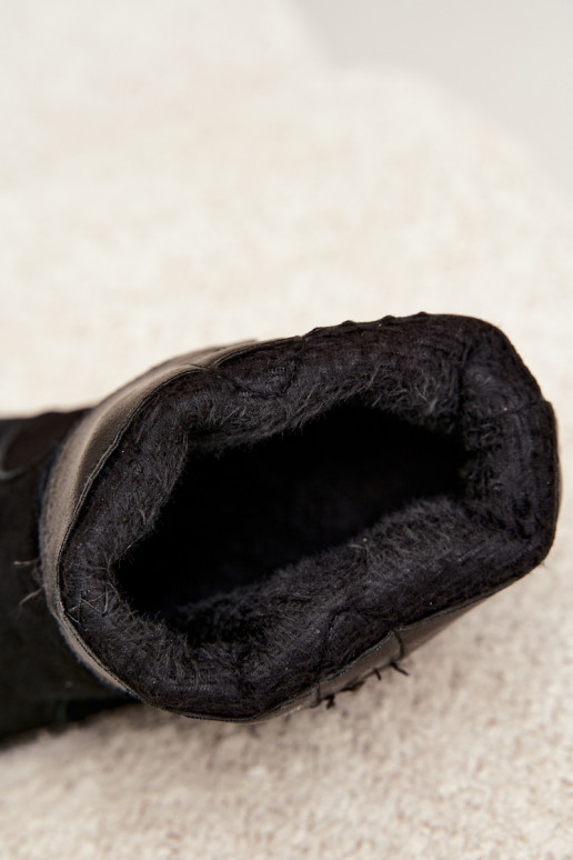 Bottes en daim noires de style cowboy isolées avec talons Pelsa
