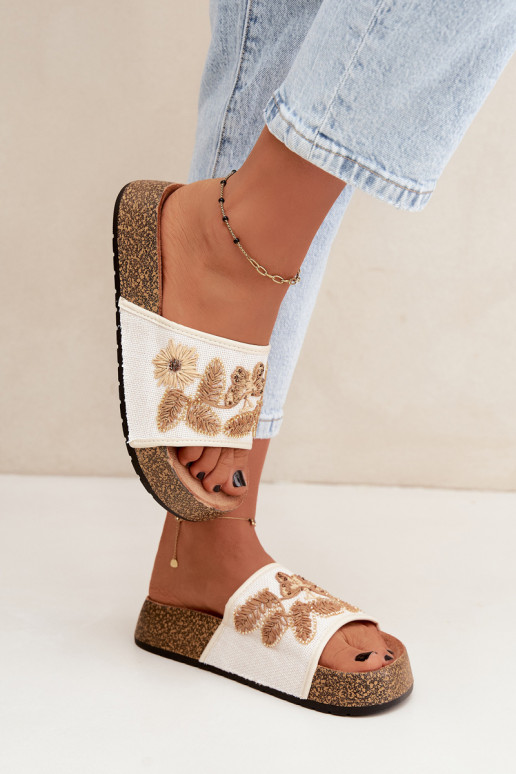 Ivoor kleurige dames slippers met platform en decoratie Ledina