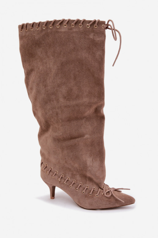 Stiefel bis zum Knie mit mittelhohem Absatz aus Kunstveloursleder mit dekorativen Schnürsenkeln in Sandfarbe Juletta