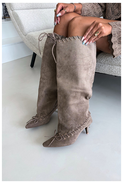 Bottes longues à talon moyen en daim synthétique avec lacets décoratifs couleur sable Juletta