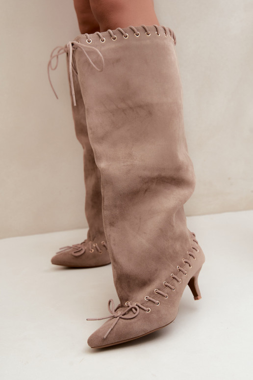Stiefel bis zum Knie mit mittelhohem Absatz aus Kunstveloursleder mit dekorativen Schnürsenkeln in Sandfarbe Juletta
